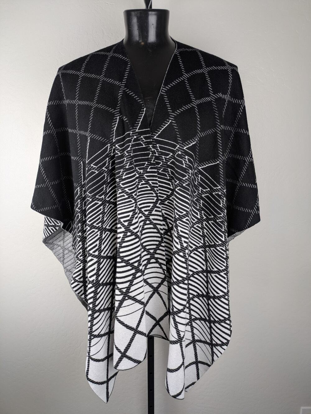 Ming Wang One Size Shawl Wrap Black and White Geometric Viscose Blend